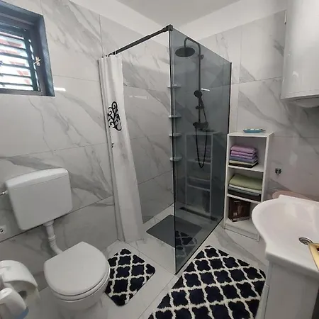 Apartman Sandra 2 *