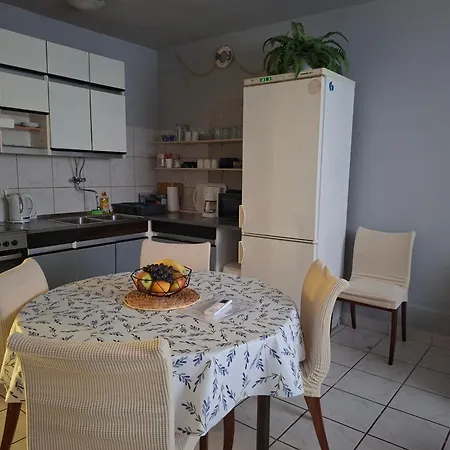 Apartman Sandra 2 *